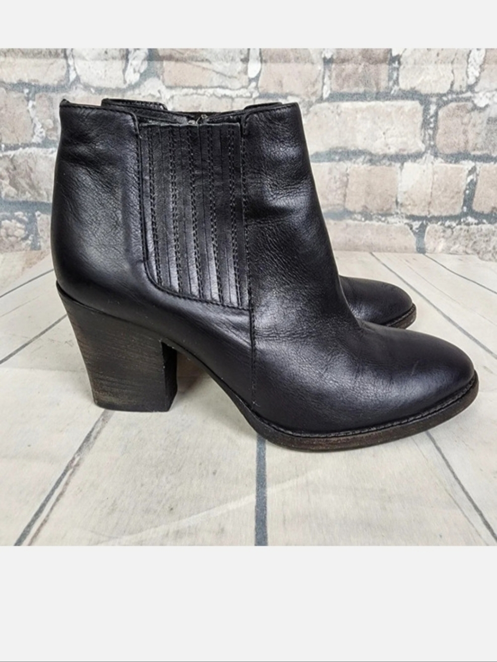Aquatalia Black Leather Ankle Boot Side Zip Almond Toe Size 7 1/2 Made in Italy